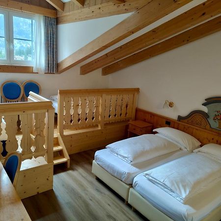 Hotel Valacia Pozza di Fassa Exterior photo