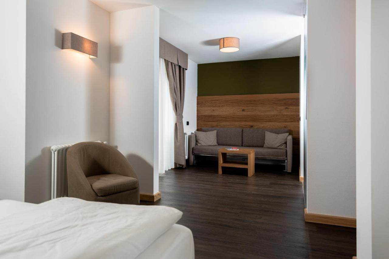 Hotel Valacia Pozza di Fassa Exterior photo