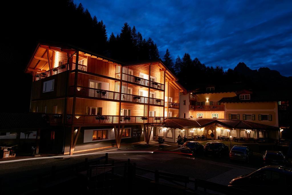 Hotel Valacia Pozza di Fassa Exterior photo