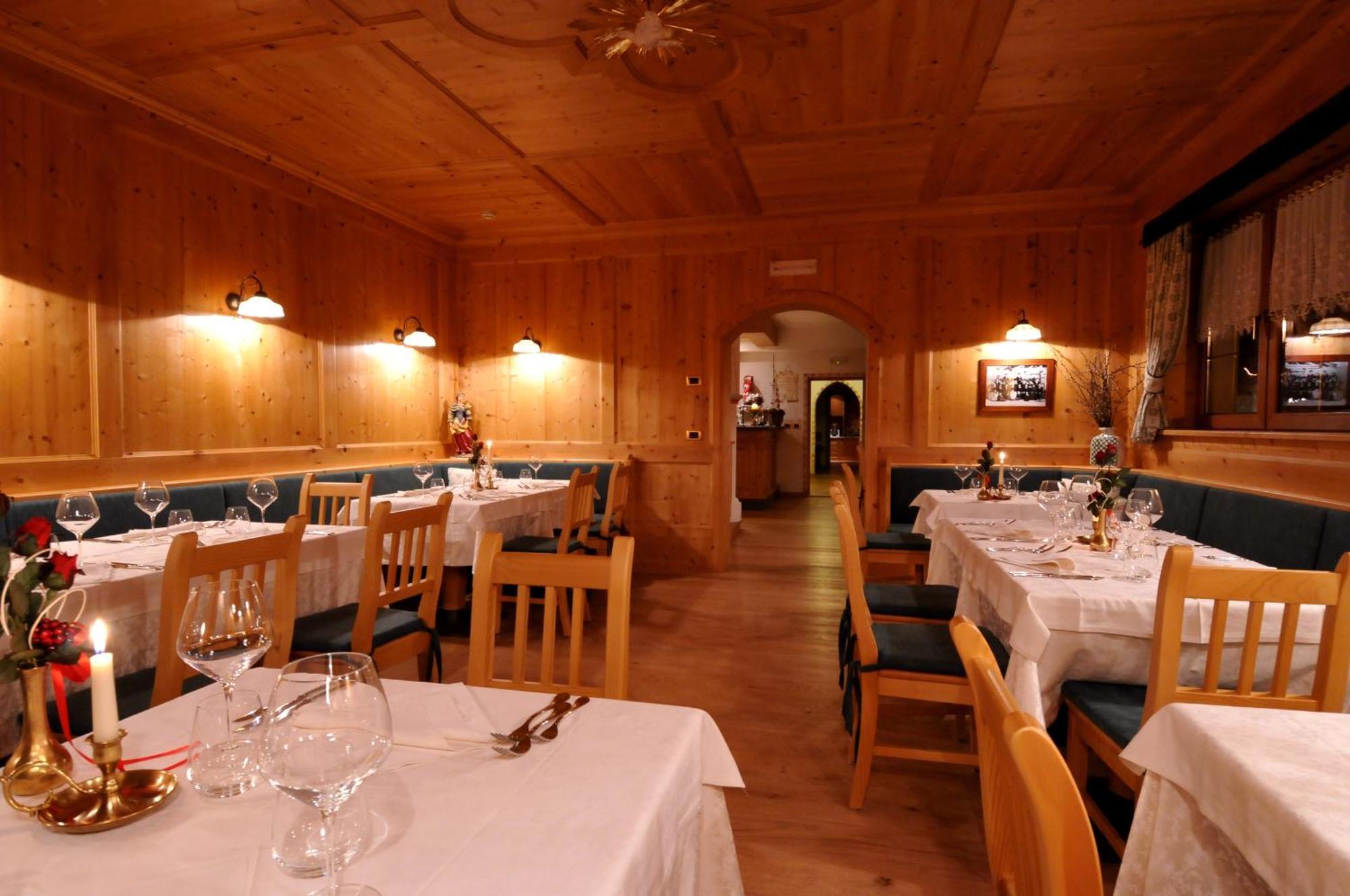 Hotel Valacia Pozza di Fassa Exterior photo
