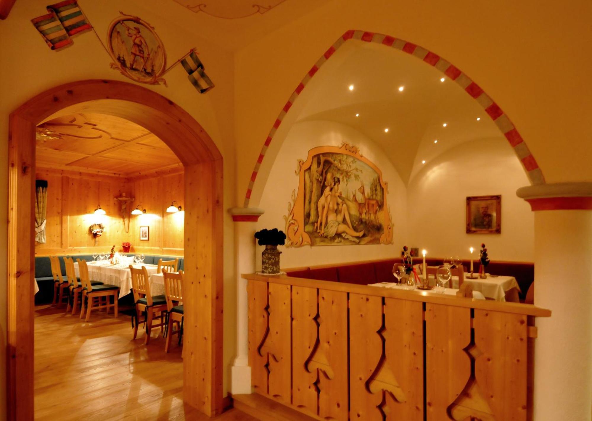 Hotel Valacia Pozza di Fassa Exterior photo
