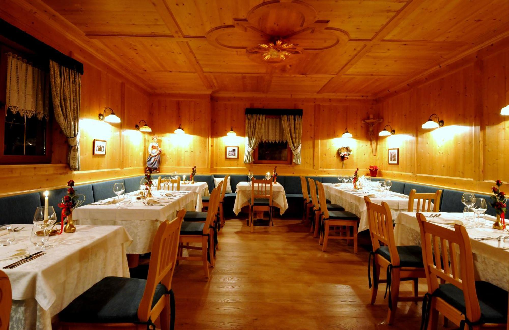 Hotel Valacia Pozza di Fassa Exterior photo