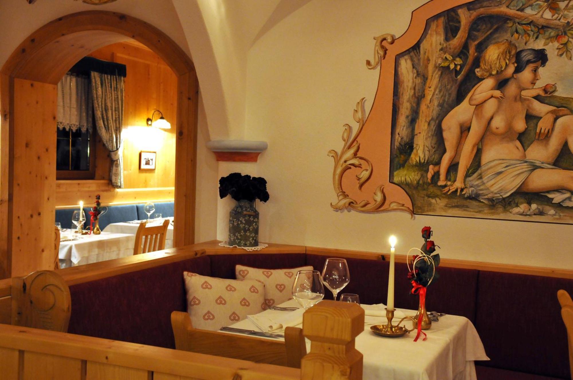 Hotel Valacia Pozza di Fassa Exterior photo