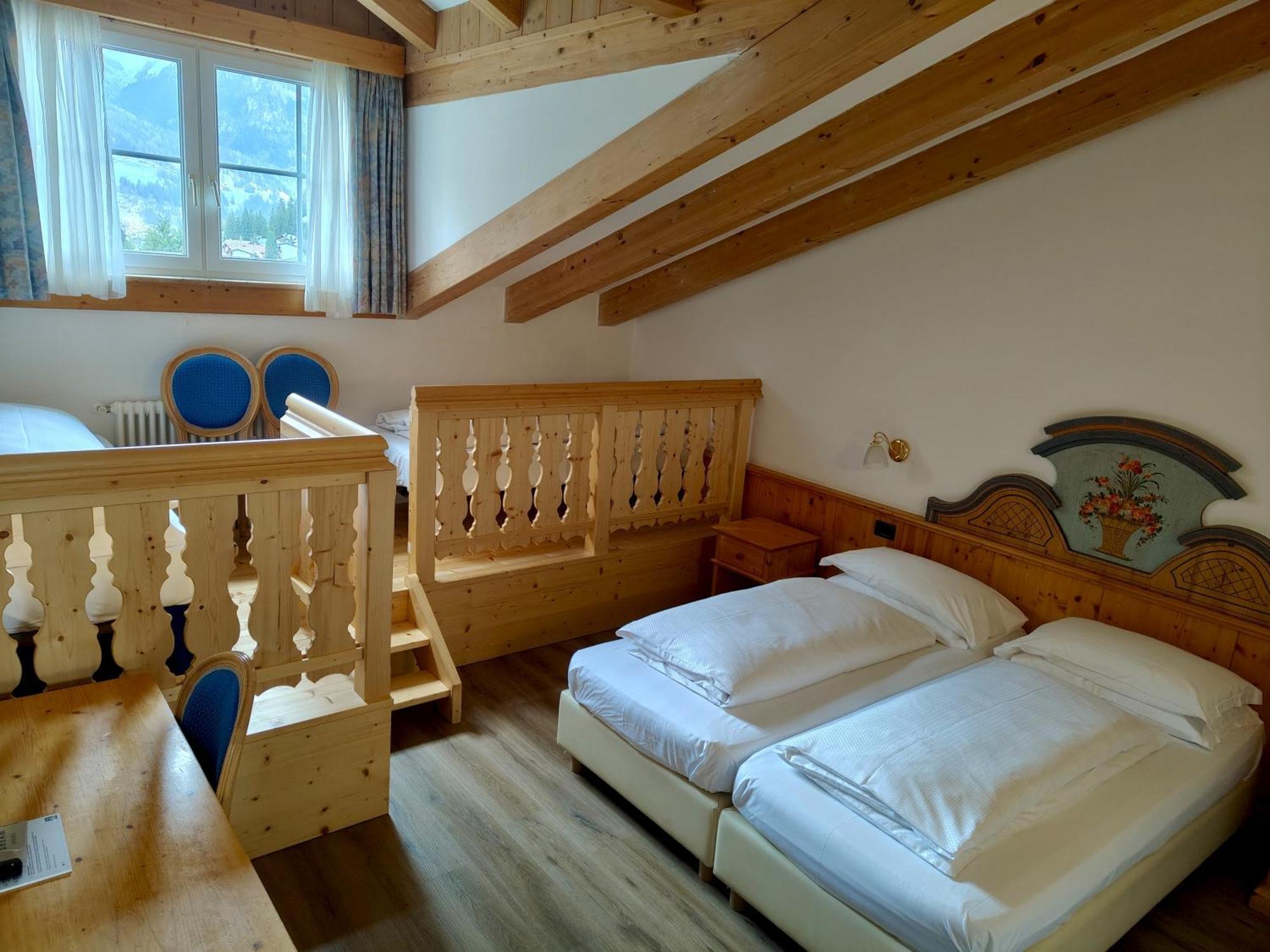 Hotel Valacia Pozza di Fassa Exterior photo