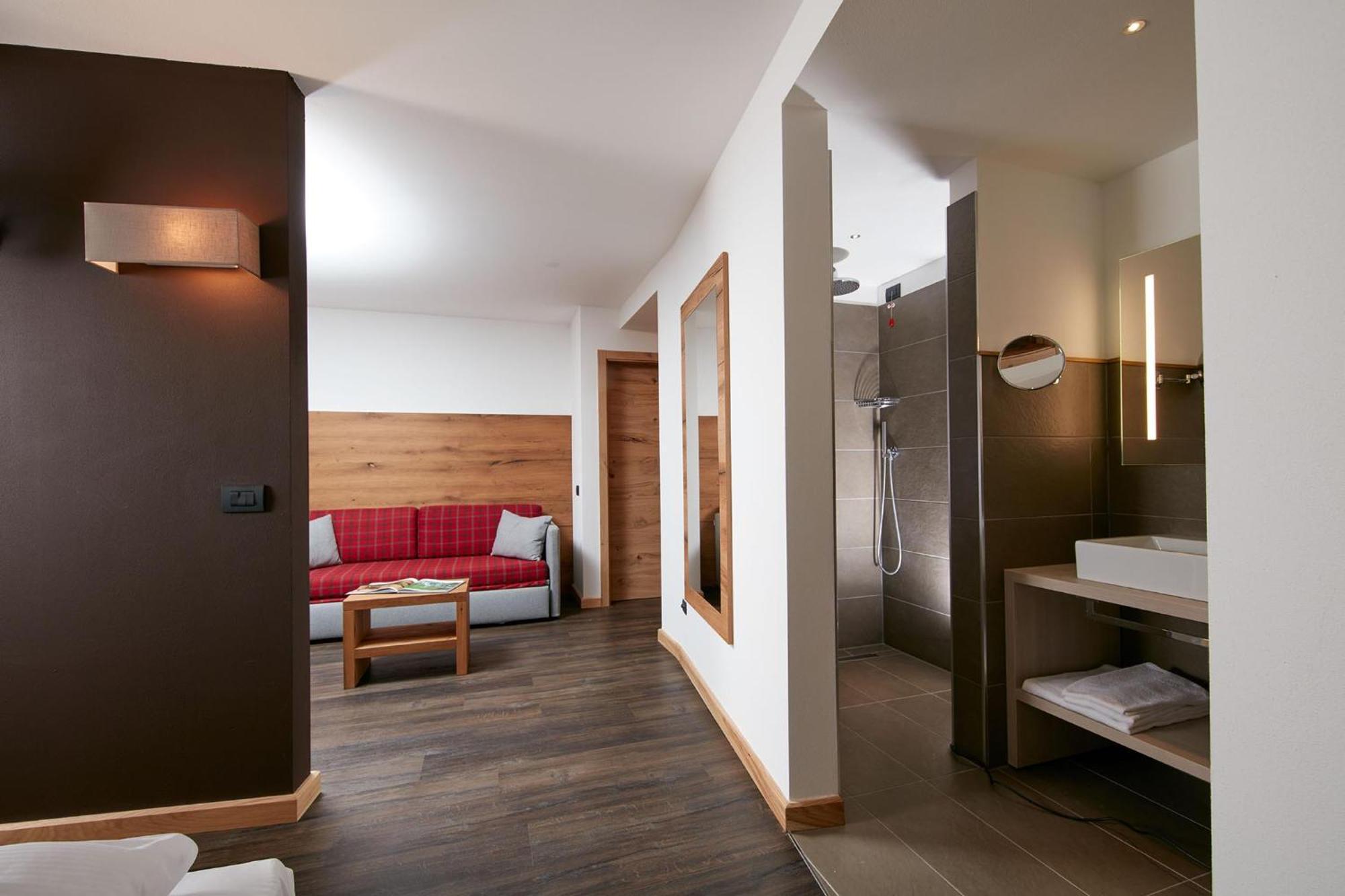 Hotel Valacia Pozza di Fassa Exterior photo